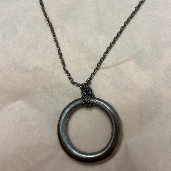 SALE!!! GUESS CIRCLE PENDANT NECKLACE 🤩🤩 - Picture 6 of 6